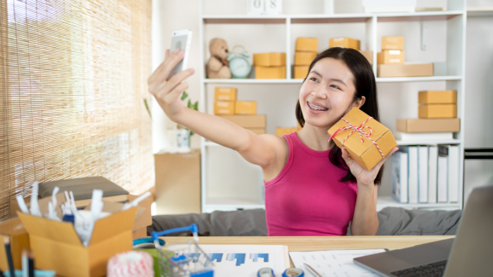 Crisis de confianza en el e-learning comparando academias transparentes frente a vendehumos con falsas promesas